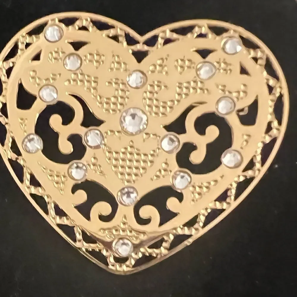 Vintage women’s Dainty Gold Tone Filigree Heart  Brooch pin w rhinestones.